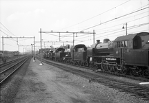 849578 Afbeelding van het transport van een aantal stoomlocomotieven van het Spoorwegmuseum bij Lunetten aansluiting te ...